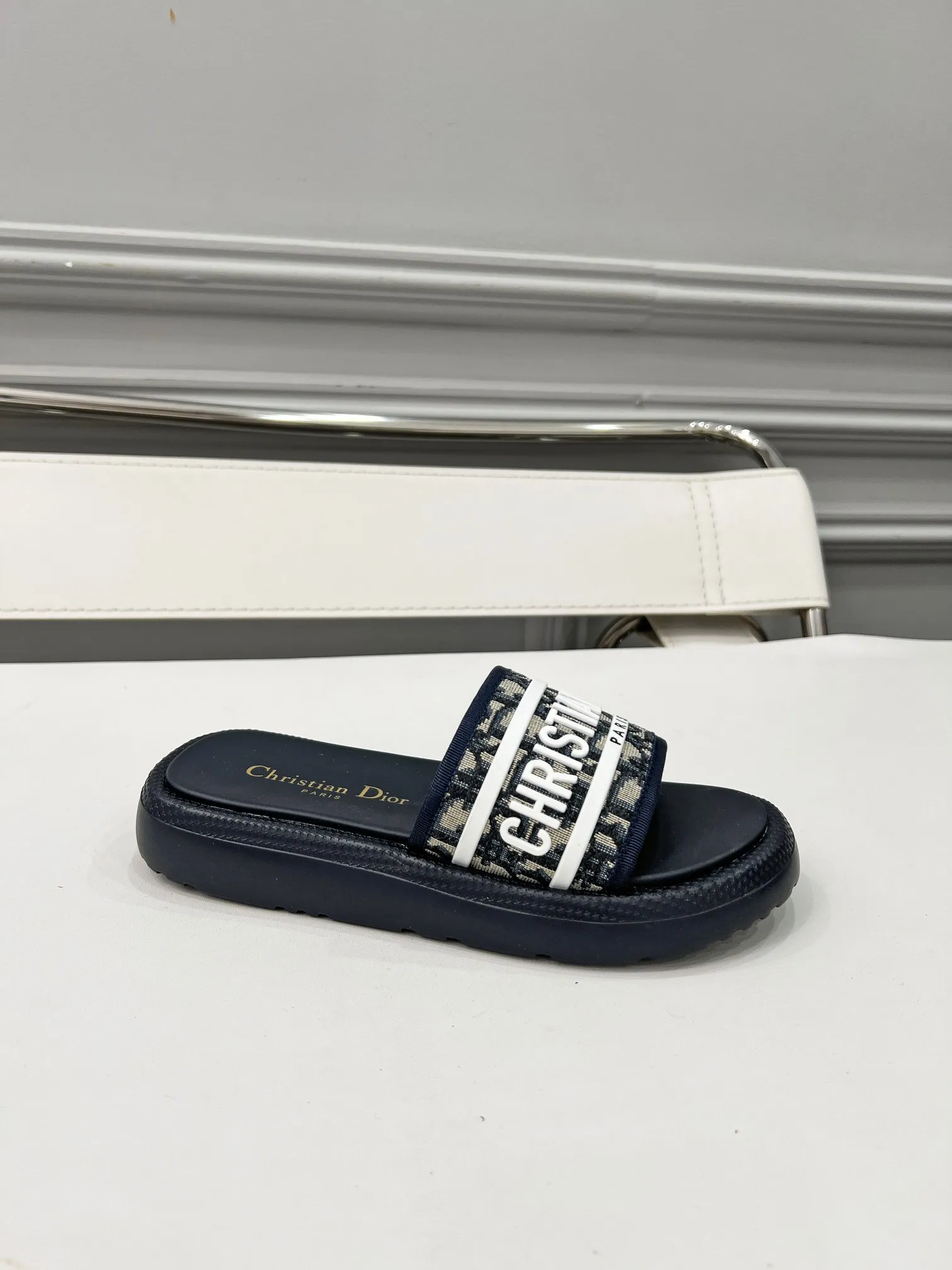 👟👟Ex-factory price 360👟👟 Dior Dior spring and summer catwalk newly upgraded sandal series classic thick-soled sandals original 1:1 development soft and delicate foot feel extremely comfortable versatile style original foam outsole 💝💝💝easy to control, 3 colors available, medium size 35-40 (41-42 customized)